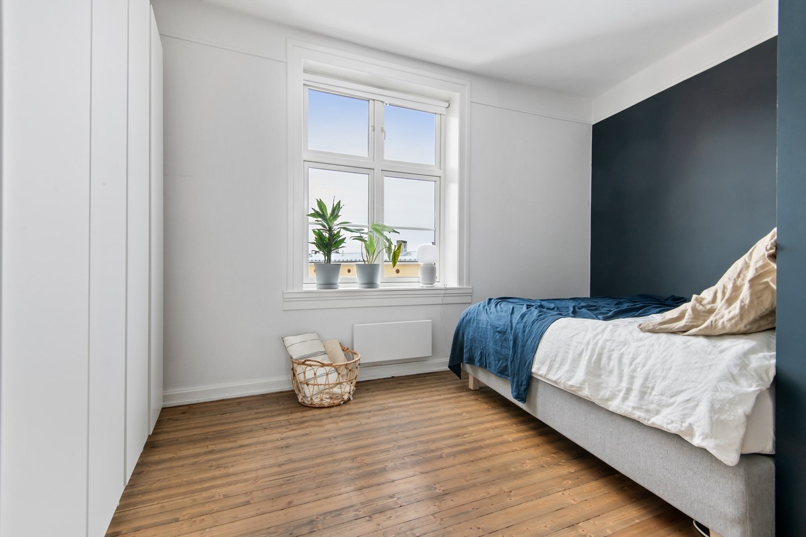 Soverommet har store flotte vinduer som slipper inn rikelig med naturlig lys og gjør dette til et hyggelig sted å våkne opp. Fra vinduet har man hyggelig utsyn mot den lekre bakgården og lite innsyn Galleribilde