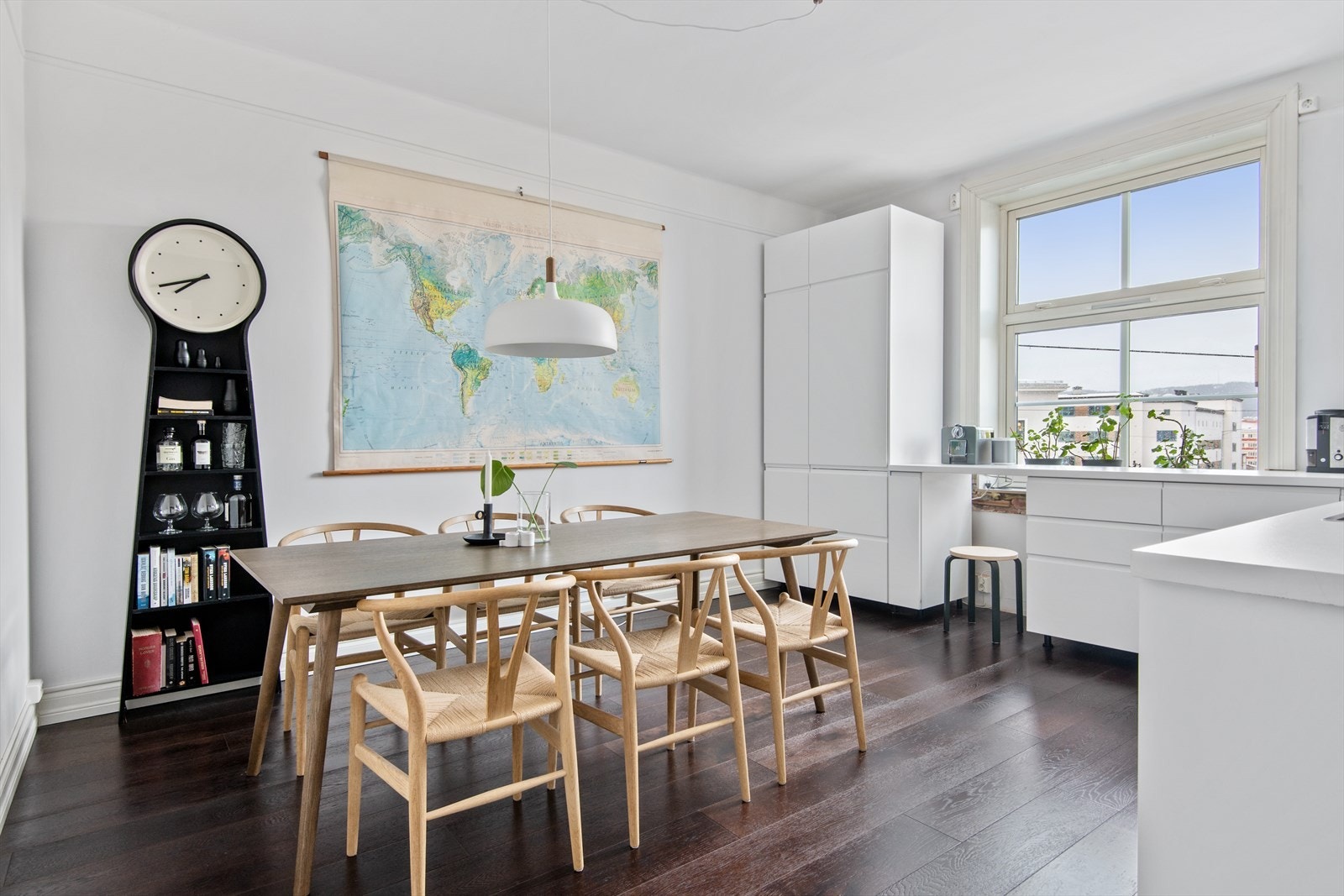 Rommet er av fin størrelse og kan gjøres om til en stue med åpen kjøkkenløsning ved noen enkle grep Galleribilde