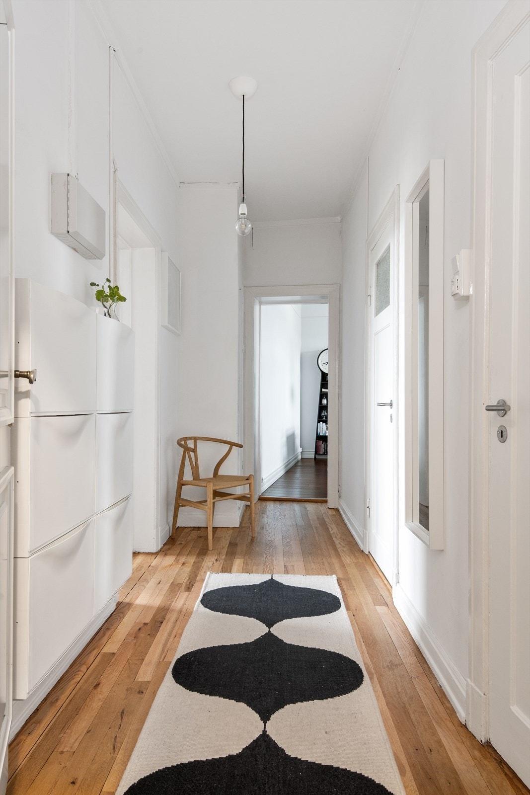 Det første som møter deg er den lyse og romslige entreen. Her er det plassbygd garderobeskap, samt plass til kommode eller skohylle. Fra entreen har man direkte tilgang til alle rom Galleribilde