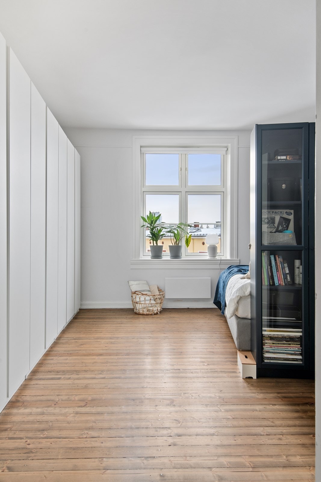 Stort og romslig soverom med god plass til dobbeltseng, nattbord på hver side og rikelig med oppbevaringsplass i store garderobeskap Galleribilde