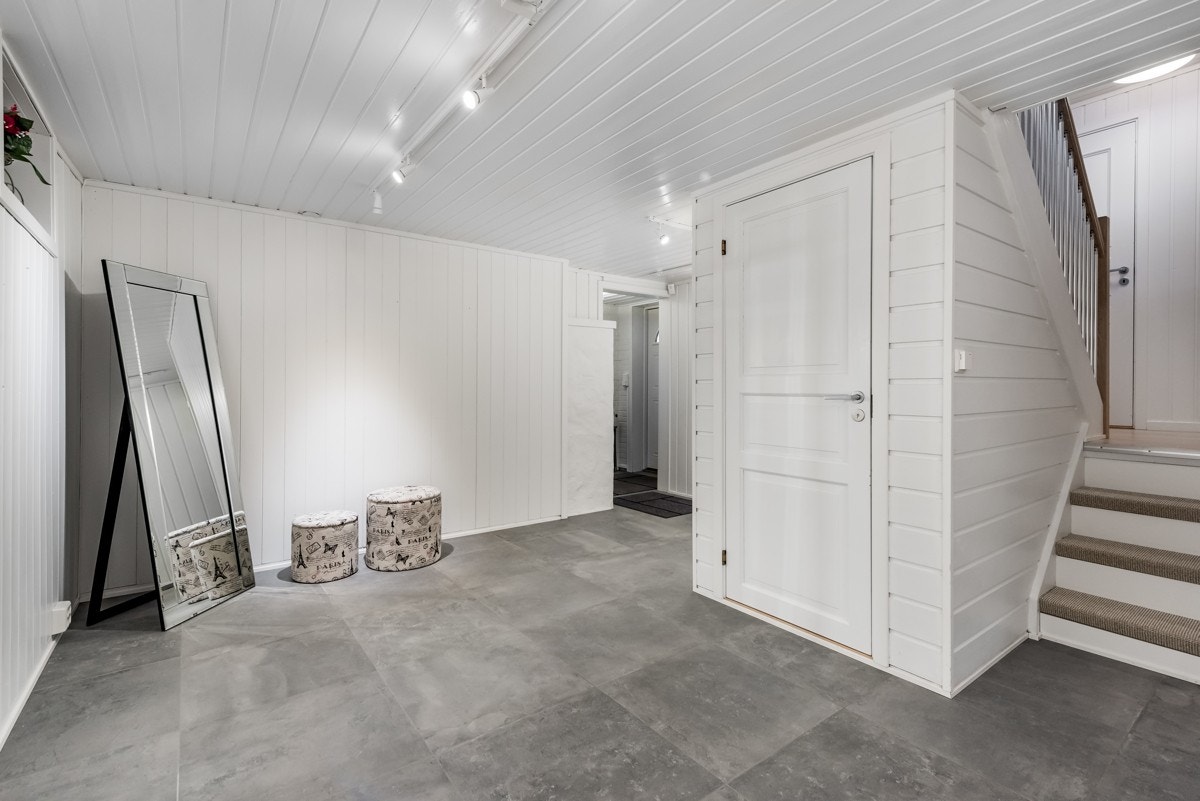 Her er det svært godt med garderobe og lagringsplass. Oppvarmes med varmekabler i gulv. Galleribilde