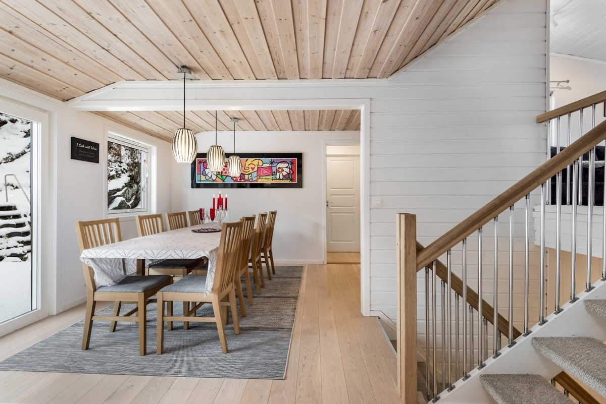 Fra kjøkken/spisestue har man tilgang til boligens hovedsone via trapp. Galleribilde