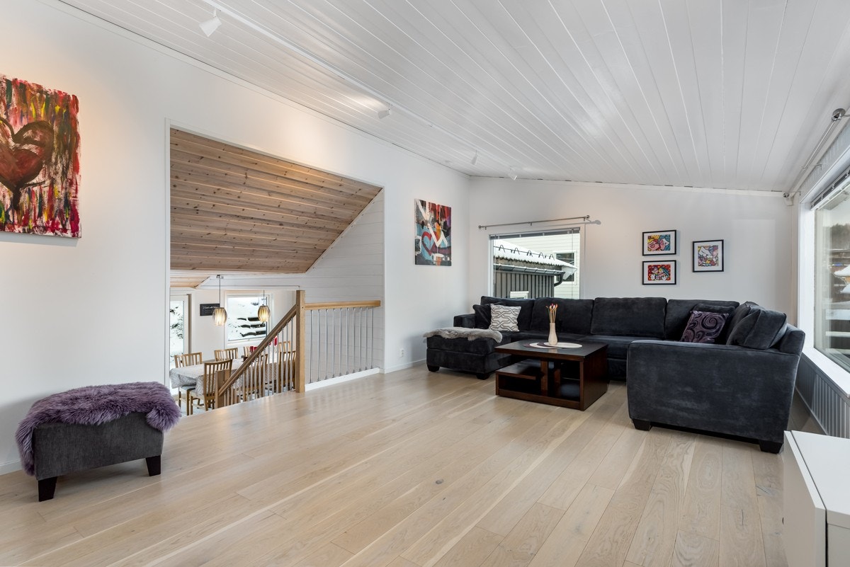 Stua på fjerde plan fremstår som lys og delikat med enstavs parkett på gulv og malt panel i himling. Galleribilde