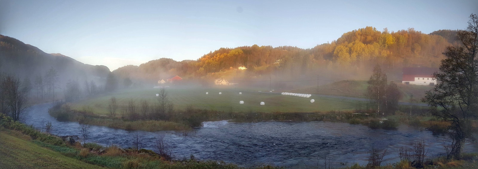 Høst: elven på tomten Galleribilde