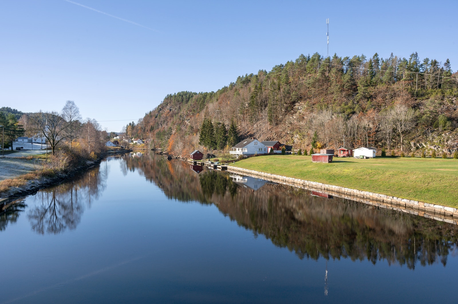 Flott beliggenhet med 100 meter strandlinje Galleribilde