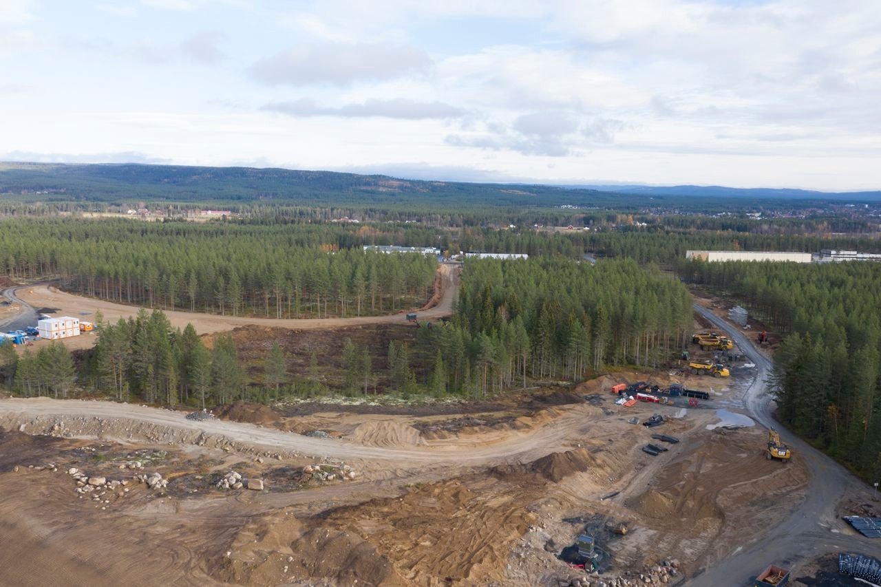 Traseen til gjennomfartsvegen til høyre i bildet, med eksisterende bebyggelse i bakkant, blant annet Orkla sitt anlegg. Galleribilde