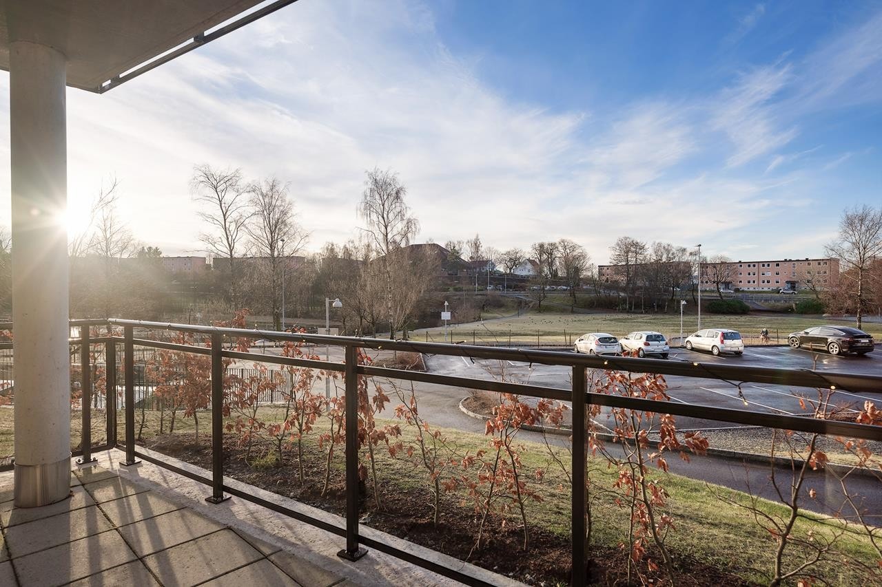 13 kvm. solrik terrasse med nytt glassrekkverk Galleribilde