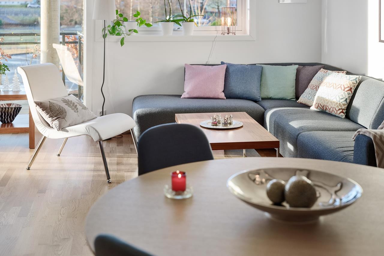 Leiligheten har en solrik, sentral og landlig beliggenhet i Fyllingsdalen med gangavstand til buss, Oasen senter, fremtidig bybanestopp, butikk, skoler og flotte turområder Galleribilde