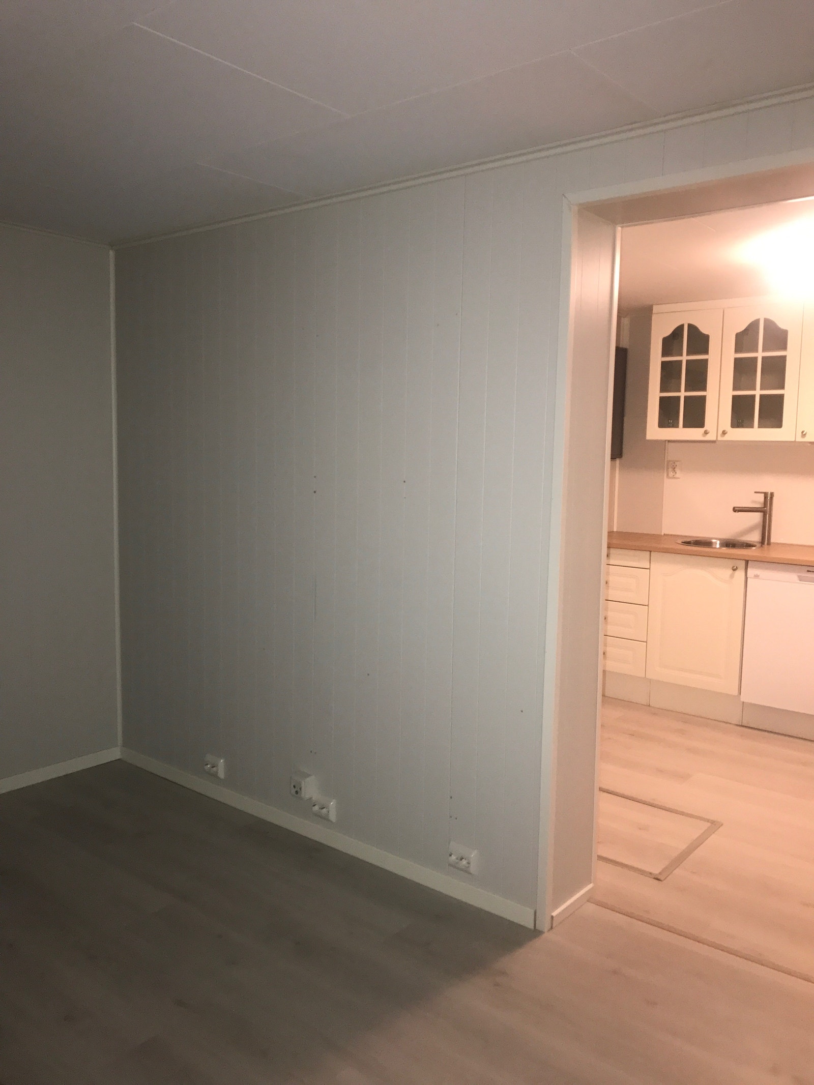 Åpen inngang til kjøkken fra stue Galleribilde