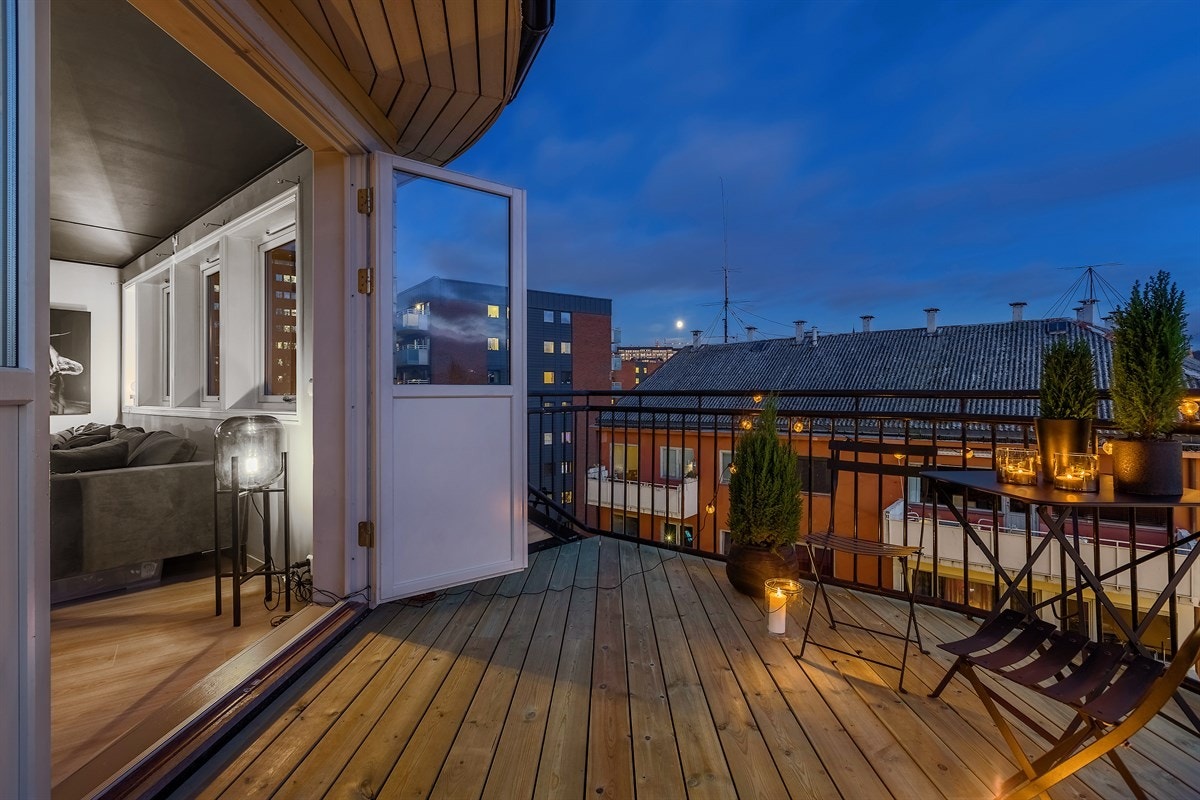 Balkongen ut fra leiligheten ligger usjenert til og er en pen forlengelse av stuen. Galleribilde