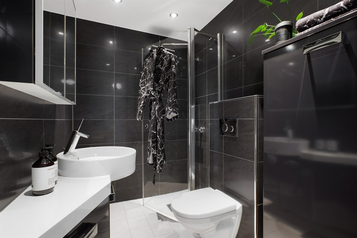 Delikat, romslig og innbydene bad/wc. Galleribilde