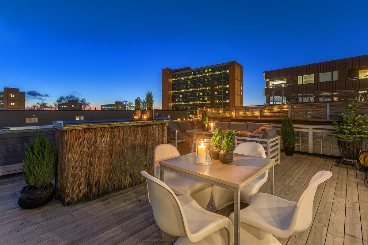 Vakker kveldssteming på takterrassen Galleribilde