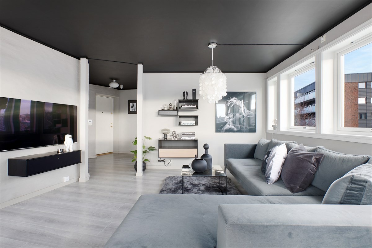 Leiligheten holder en gjennomgående meget god standard og oppleves som særdeles smakfullt og stilsikkert oppusset. Galleribilde