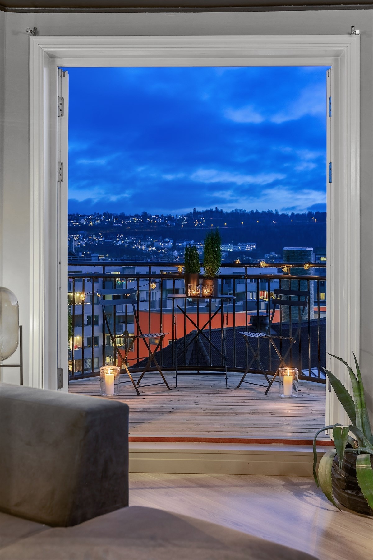 Doble dører til balkongen som gir herlig romfølelse i stuen. Galleribilde