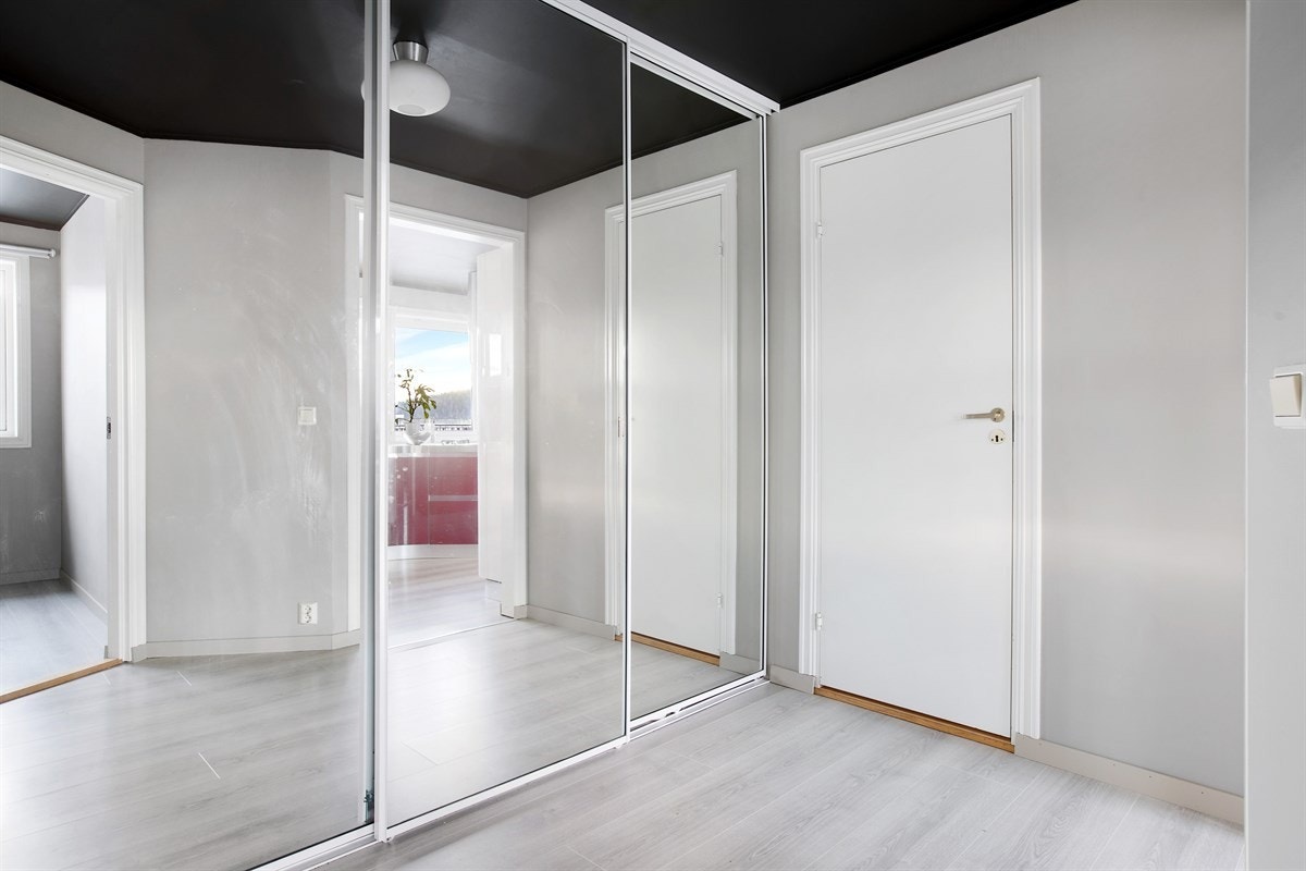 Stor og praktisk skyvedørsgarderobe i gangen. Galleribilde