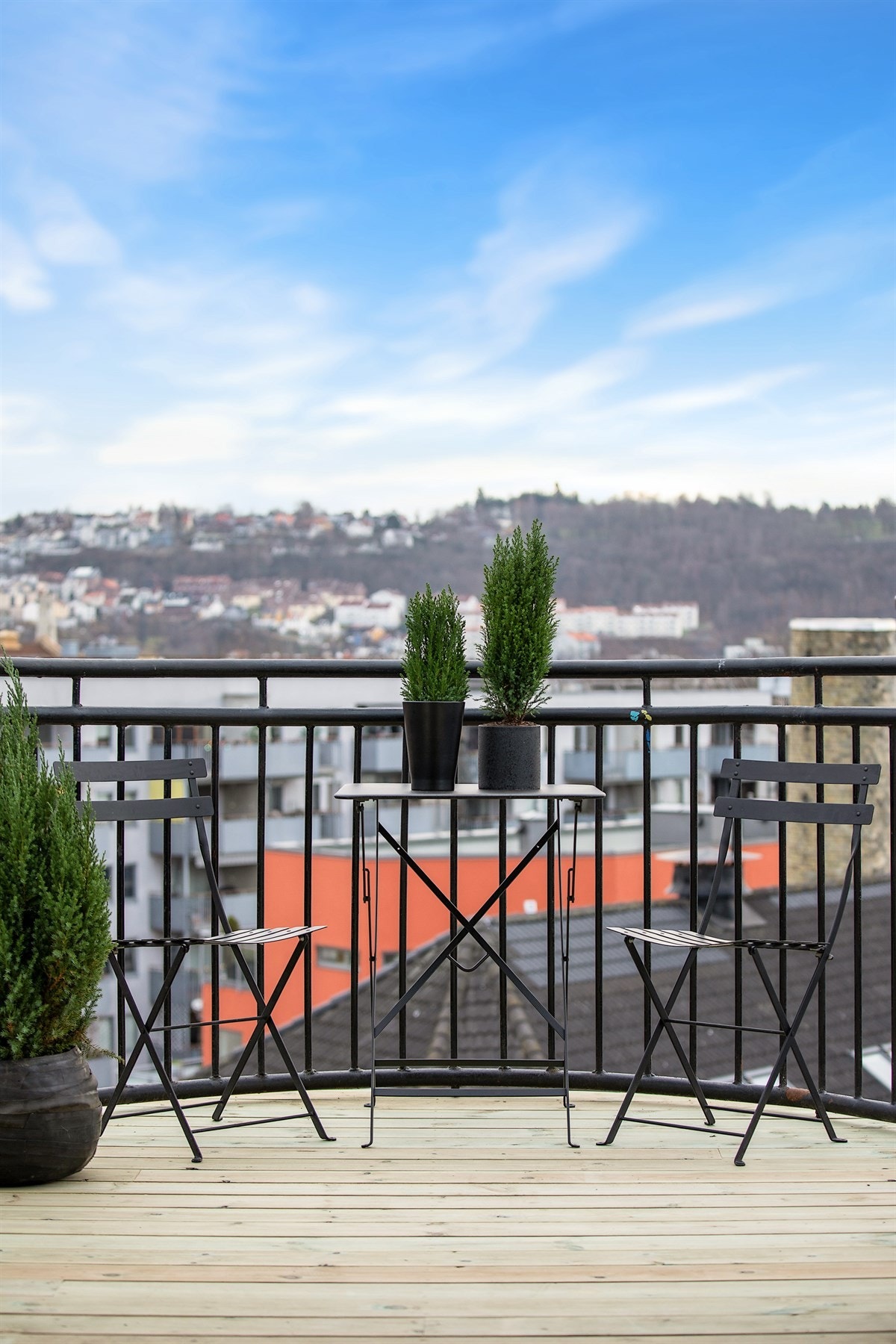 Nytt gulv på balkongen, lagt av En Allsidig Håndverker AS Galleribilde