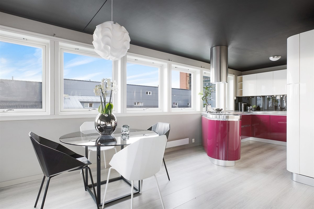 I overgangen mellom stuen og kjøkkenet er det fin plass til spisebord eller langbord. Galleribilde