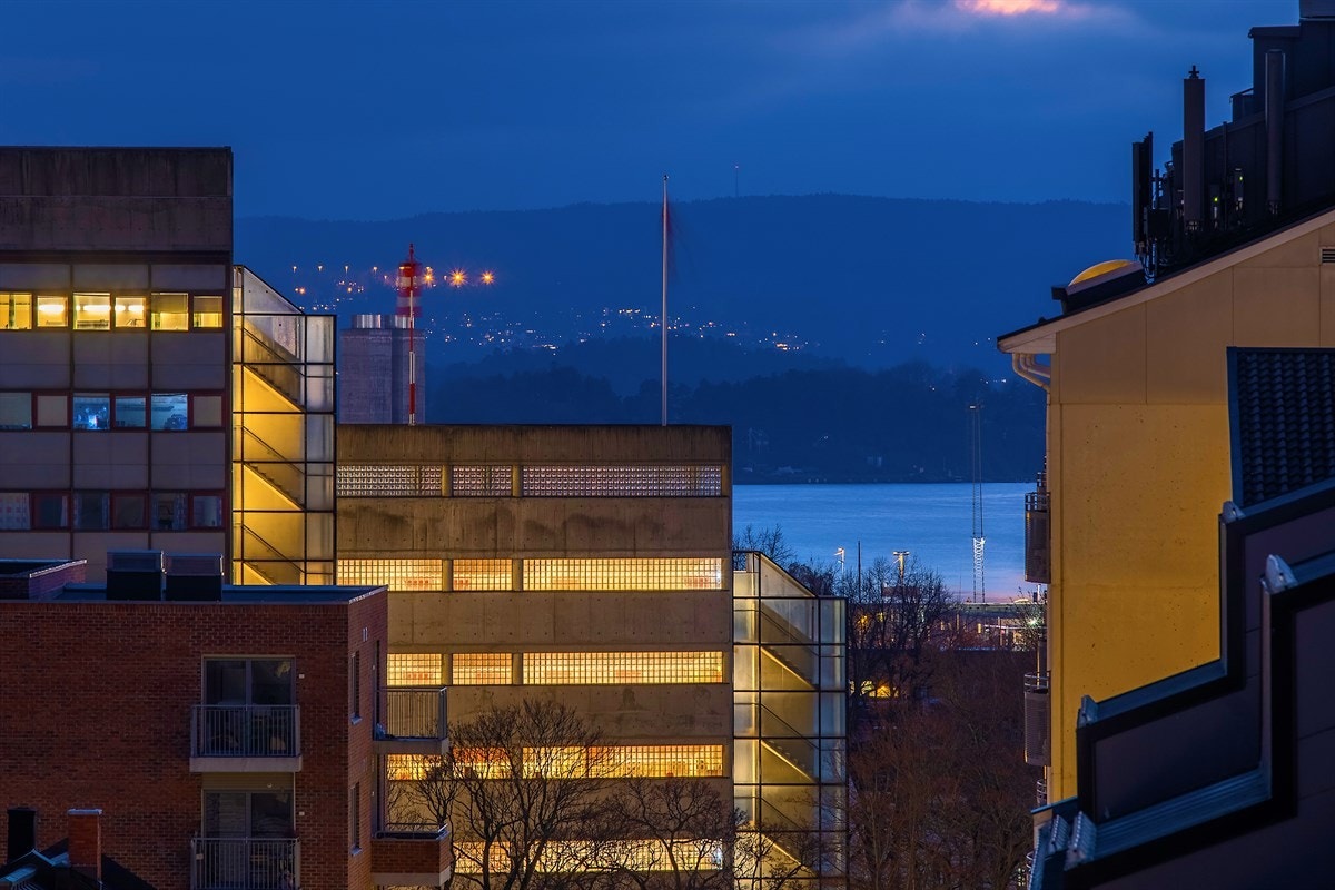 Nydelig utsik med et glimt av fjorden. Galleribilde