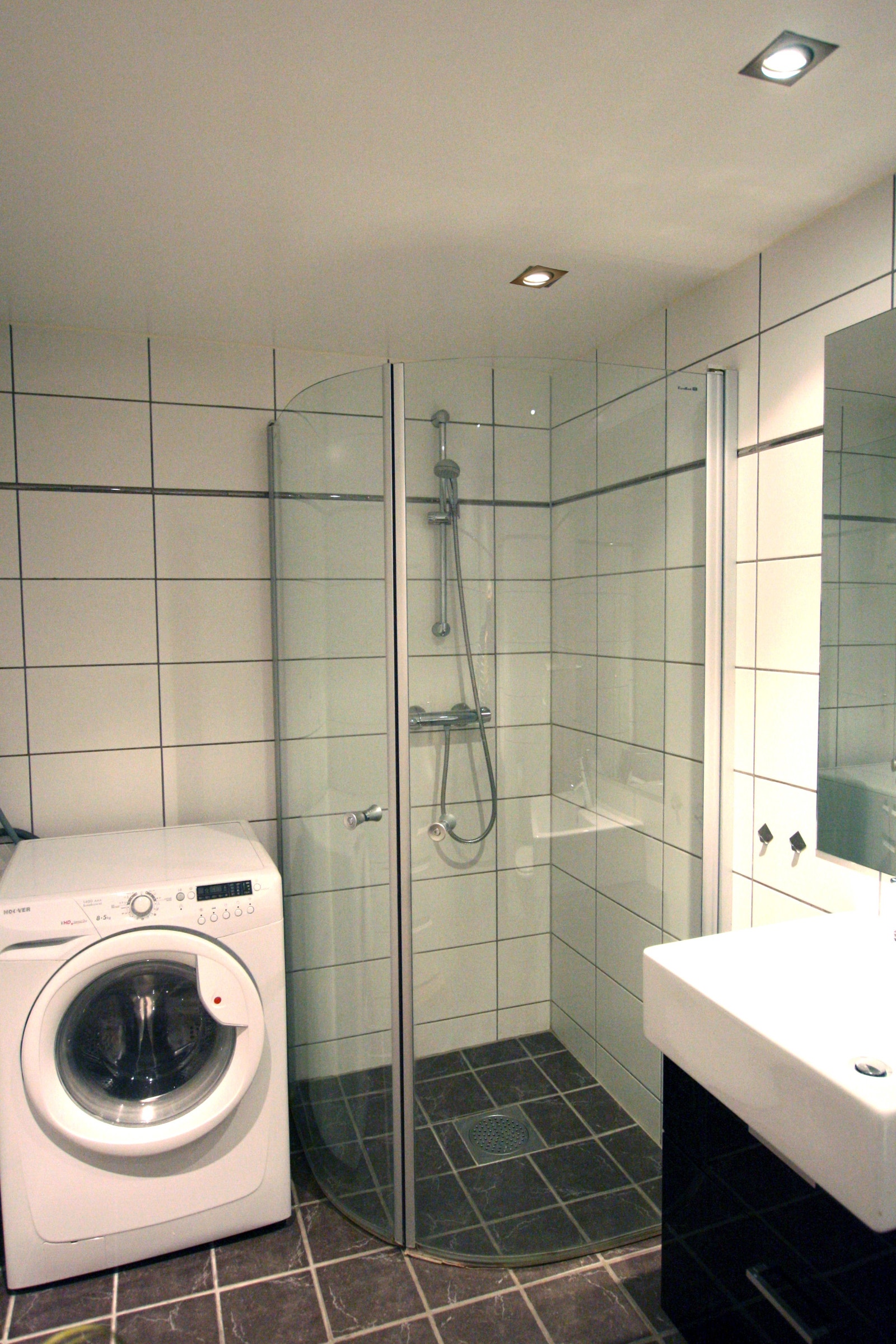 Bad med vaskemaskin Galleribilde