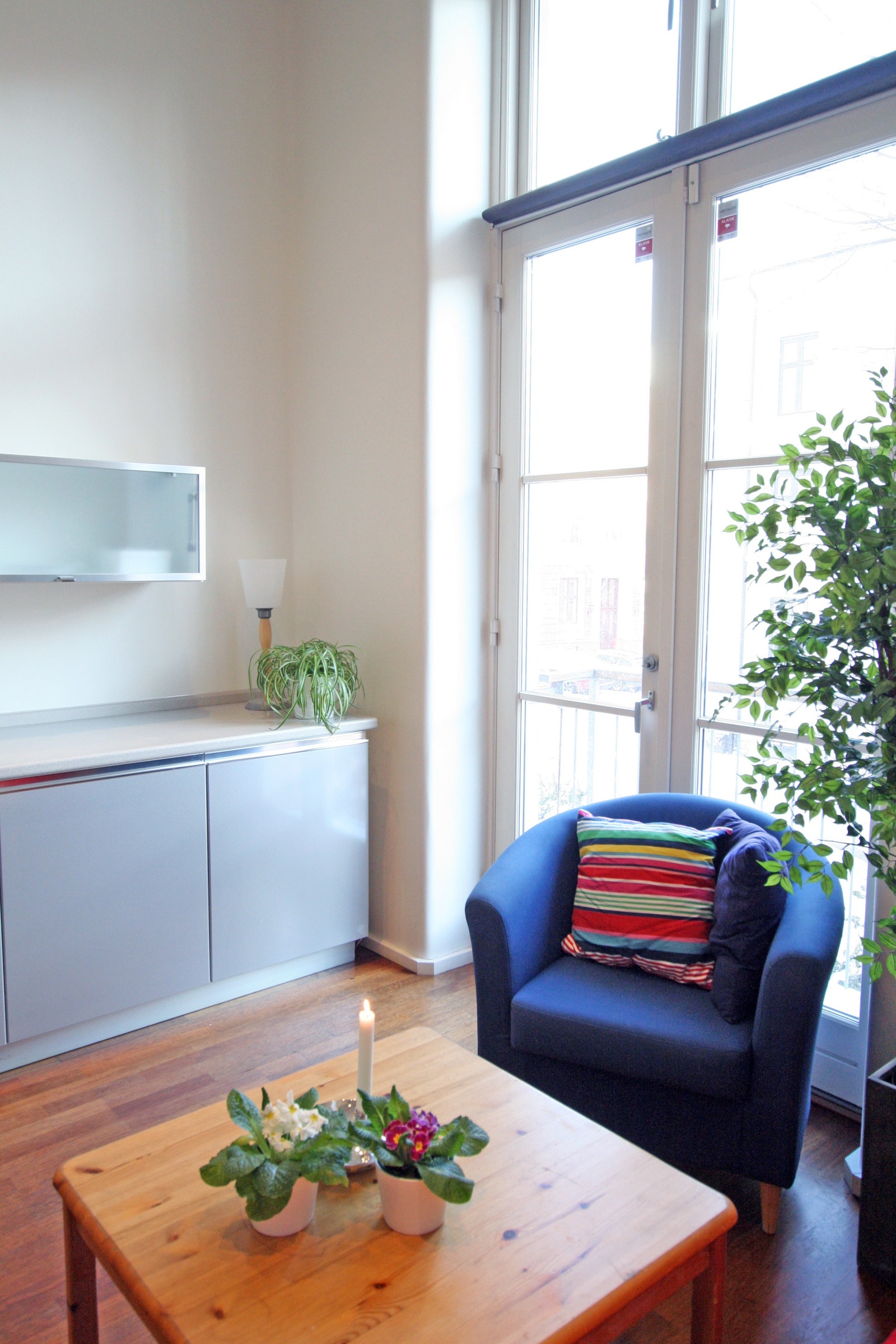 Stort vindu med franske balkongdører, høyt til taket! Galleribilde