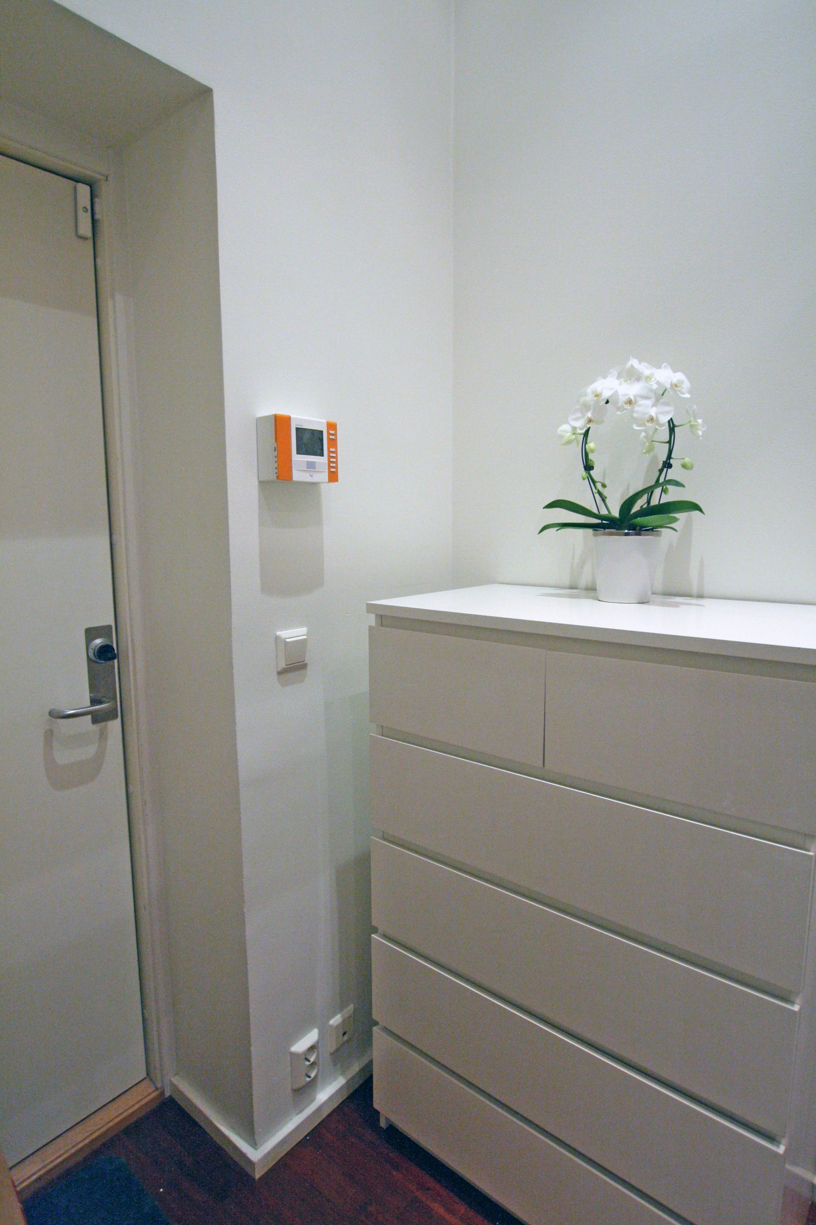 Entre med stor kommode og dobbelt garderobeskap Galleribilde