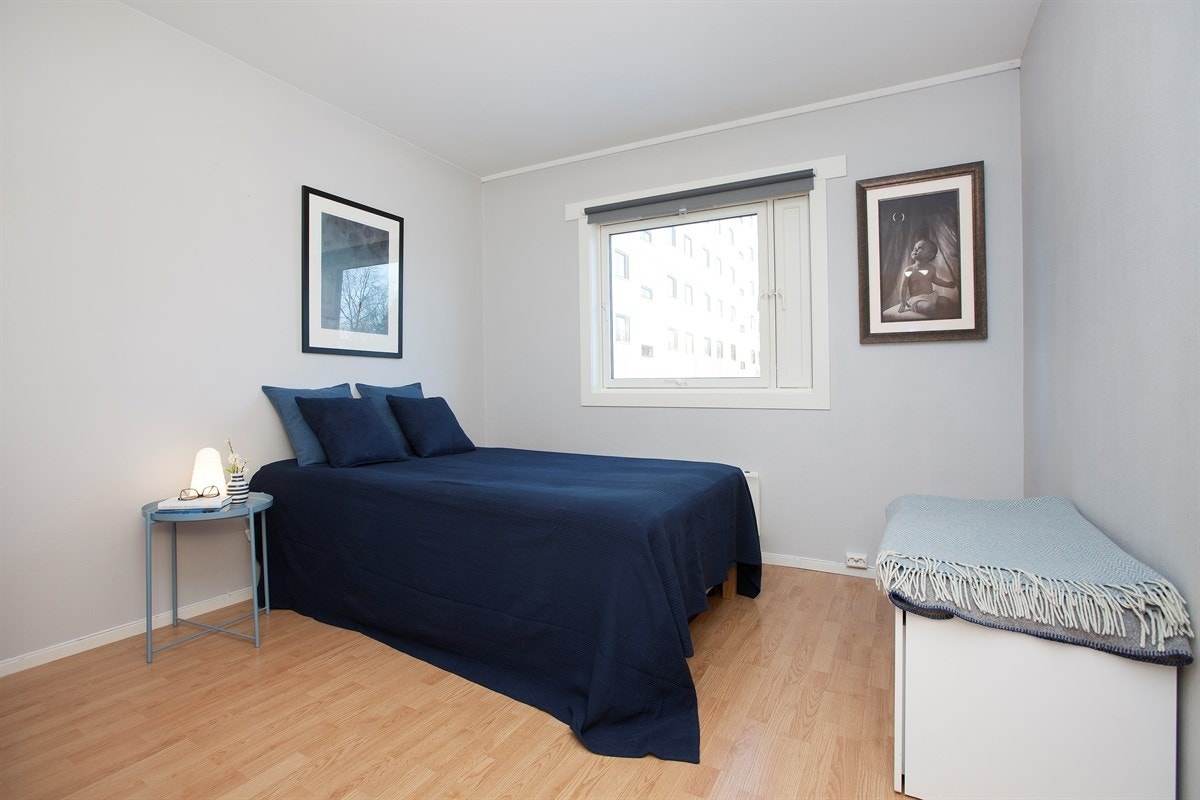 Soverom med plass til dobbeltseng og garderobeløsning Galleribilde