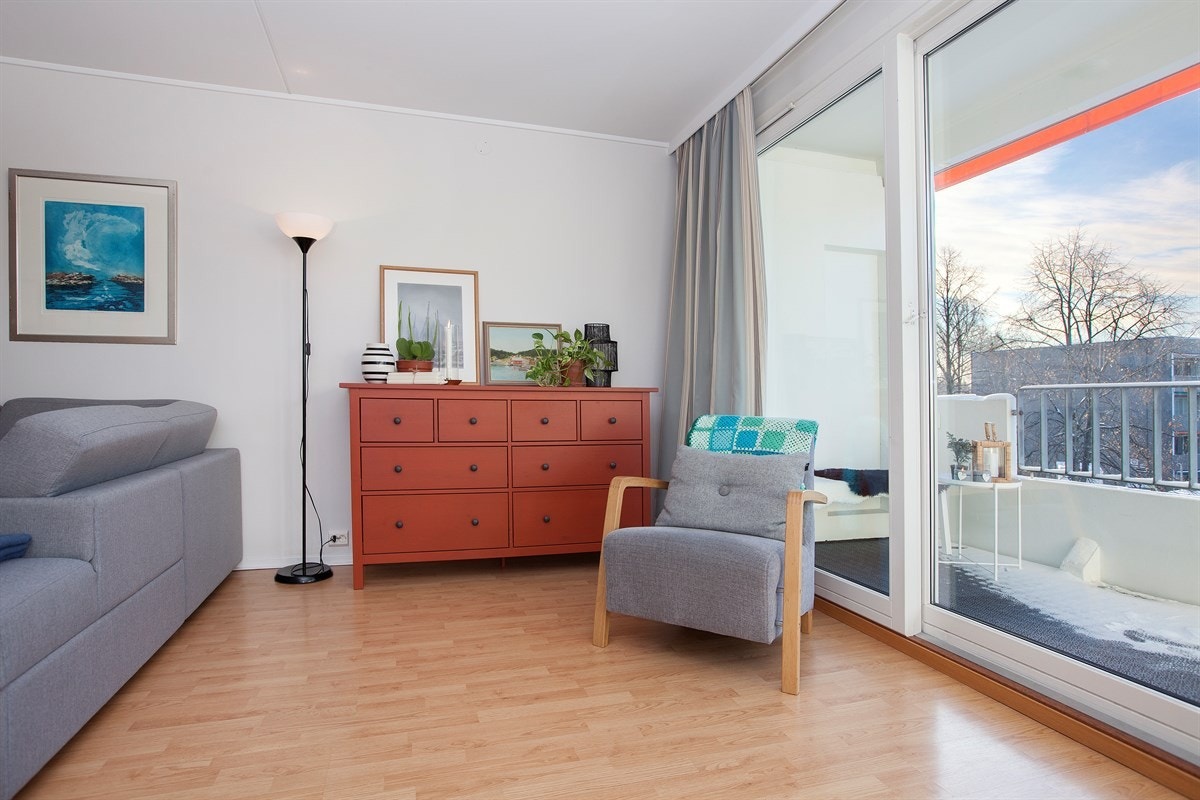 Leiligheten har NorDan skyvedørsfelt og vindu med to-lags energiglass fra 2007 Galleribilde