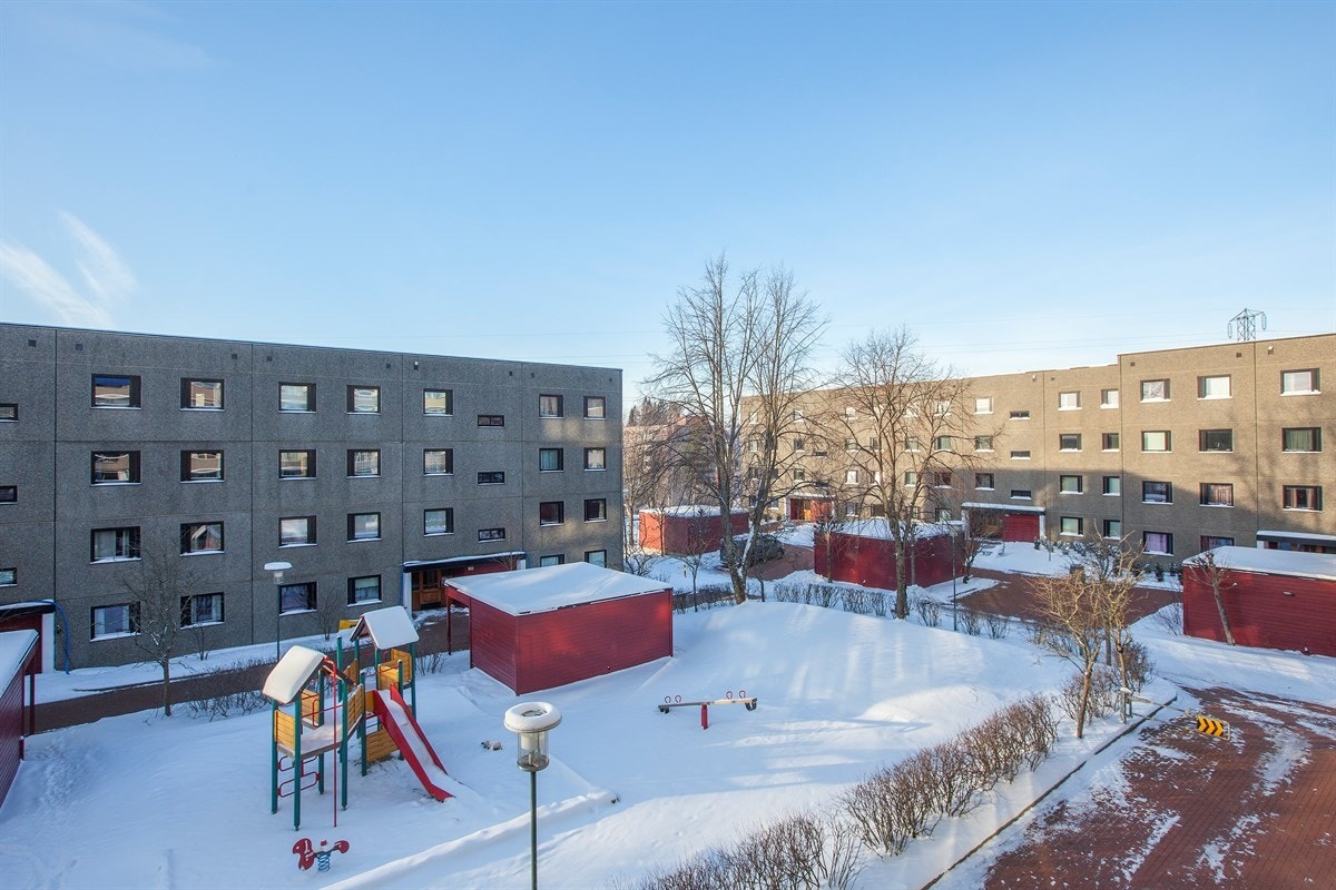 Hyggelig utsyn fra balkongen mot borettslagets eiendom, opparbeidet med bl.a. lekestativ Galleribilde