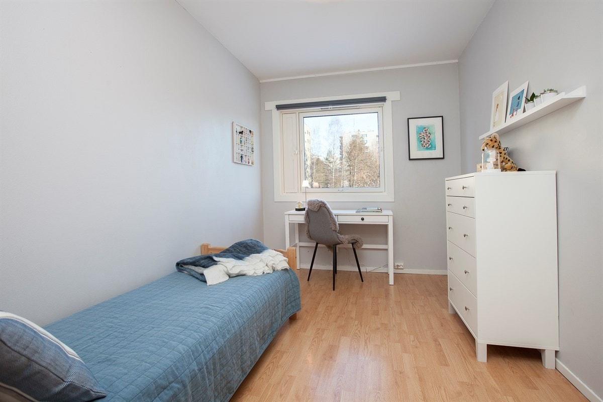 Begge soverommene har delikate material- og fargevalg og utsyn mot rolige omgivelser Galleribilde