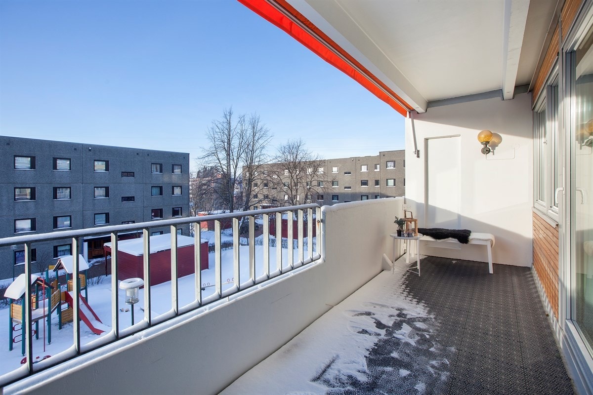 Trivelig sydvestvendt balkong på ca. 10 kvm med gode solforhold Galleribilde