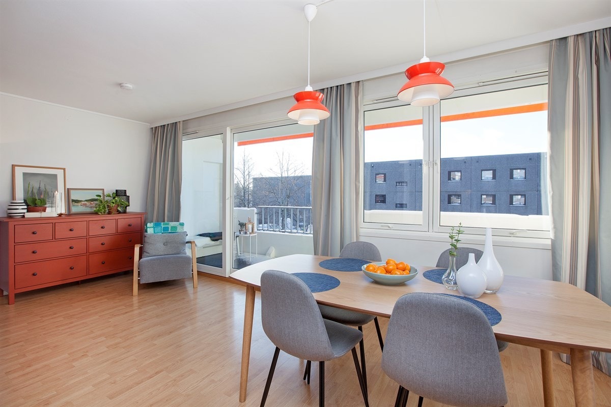 Stuen har god plass til både sofagruppe og spisestue Galleribilde