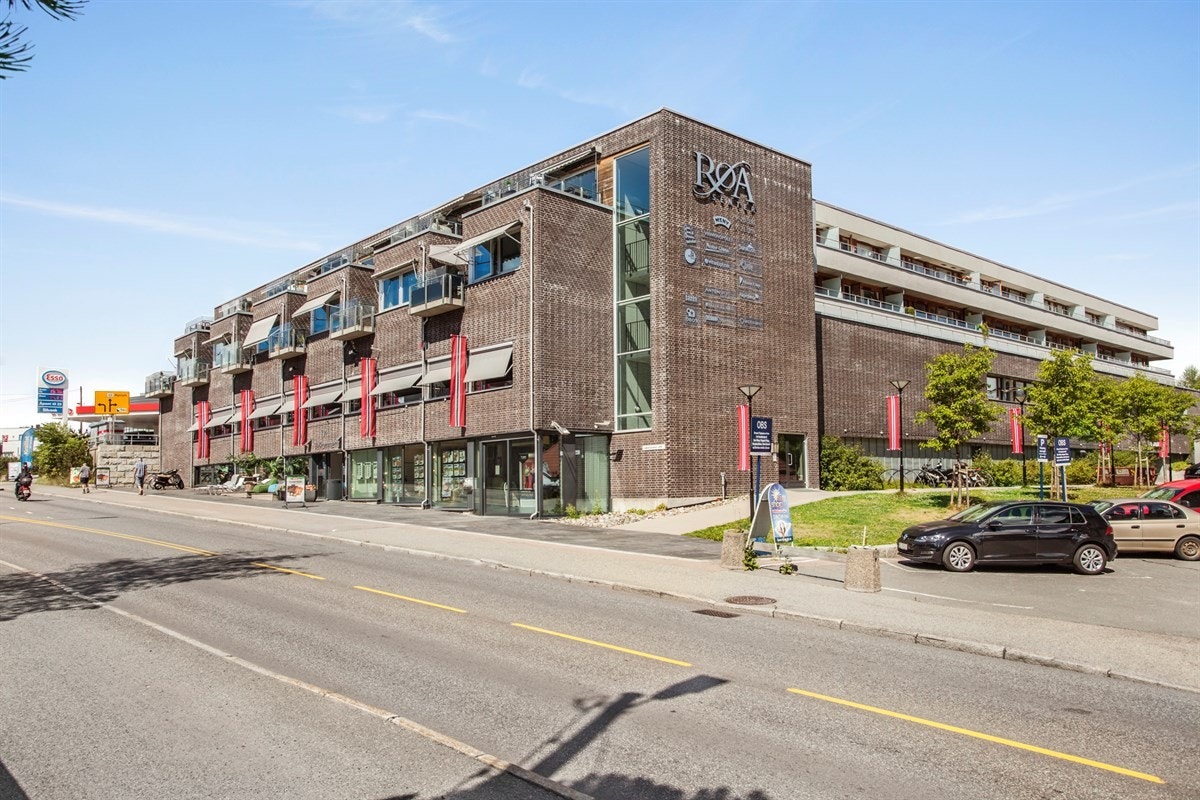 Kort vei til Røa sentrum med bl.a. kaféer, post og bank i butikk, vinmonopol, klesforretninger, blomsterforretninger, interiørbutikker, matbutikker, bibliotek, treningssenter m.m. Galleribilde