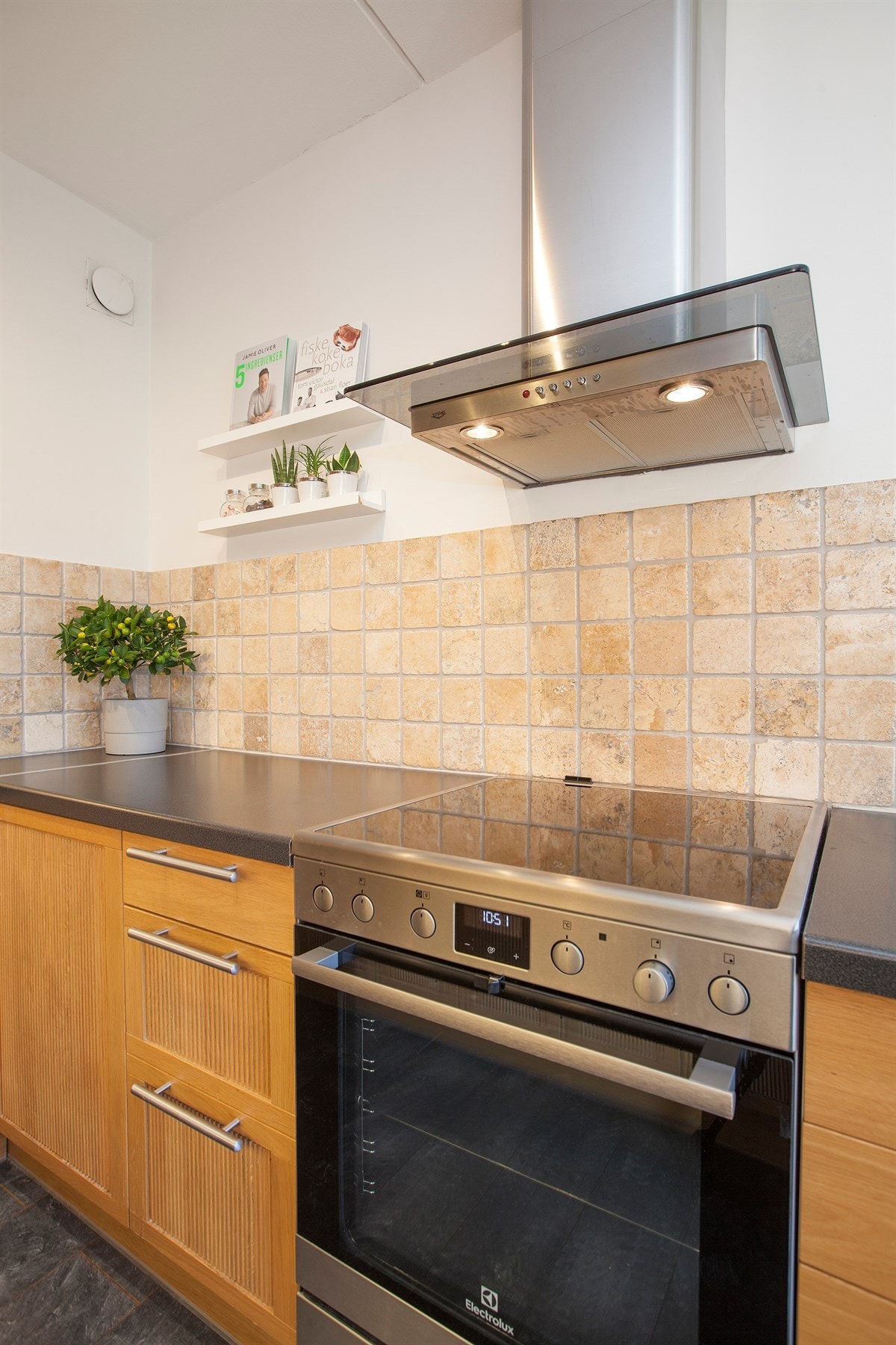 Alle hvitevarer på kjøkkenet medfølger boligen Galleribilde