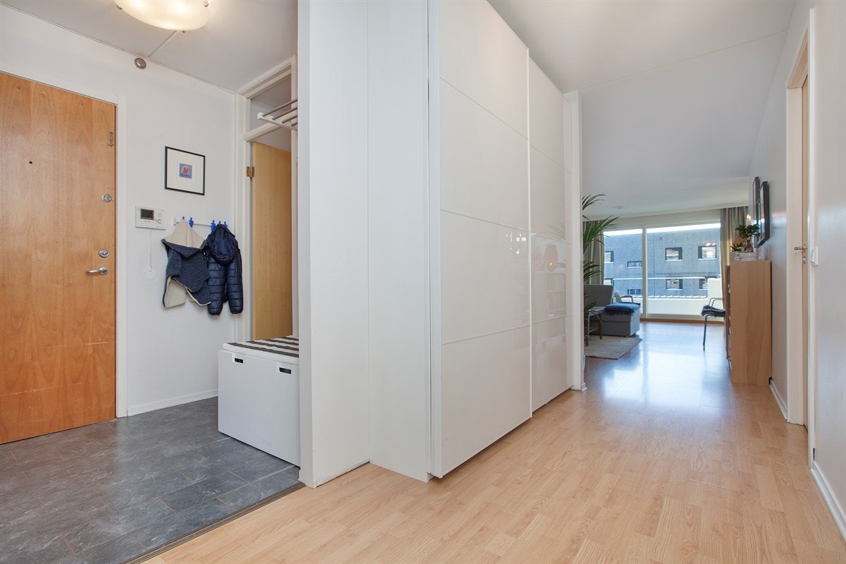 Innbydende entré/hall med romslig skyvedørsgarderobe fra 2012 Galleribilde