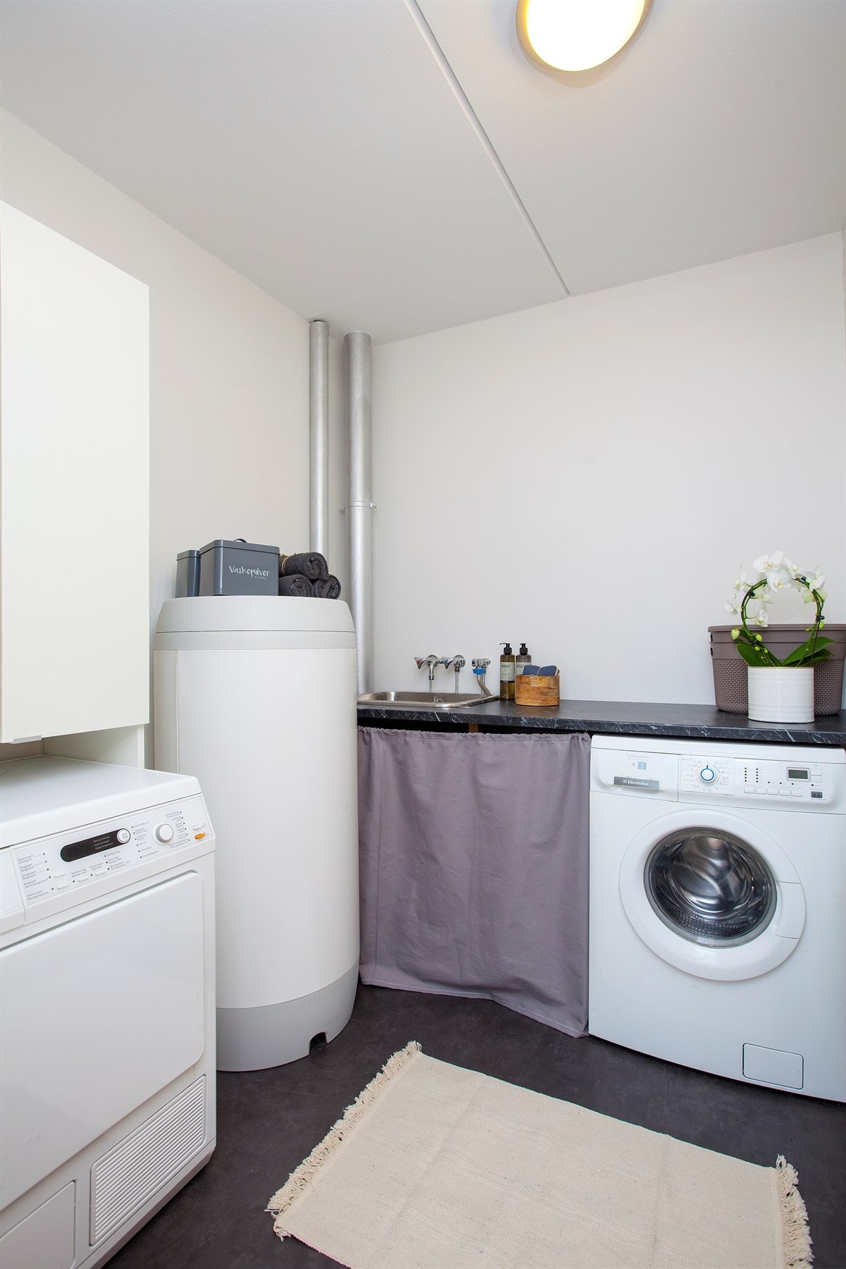 Vaskerommet fremstår som meget anvendelig med stålkum, opplegg for vaskemaskin og varmtvannsbereder på 200 liter Galleribilde