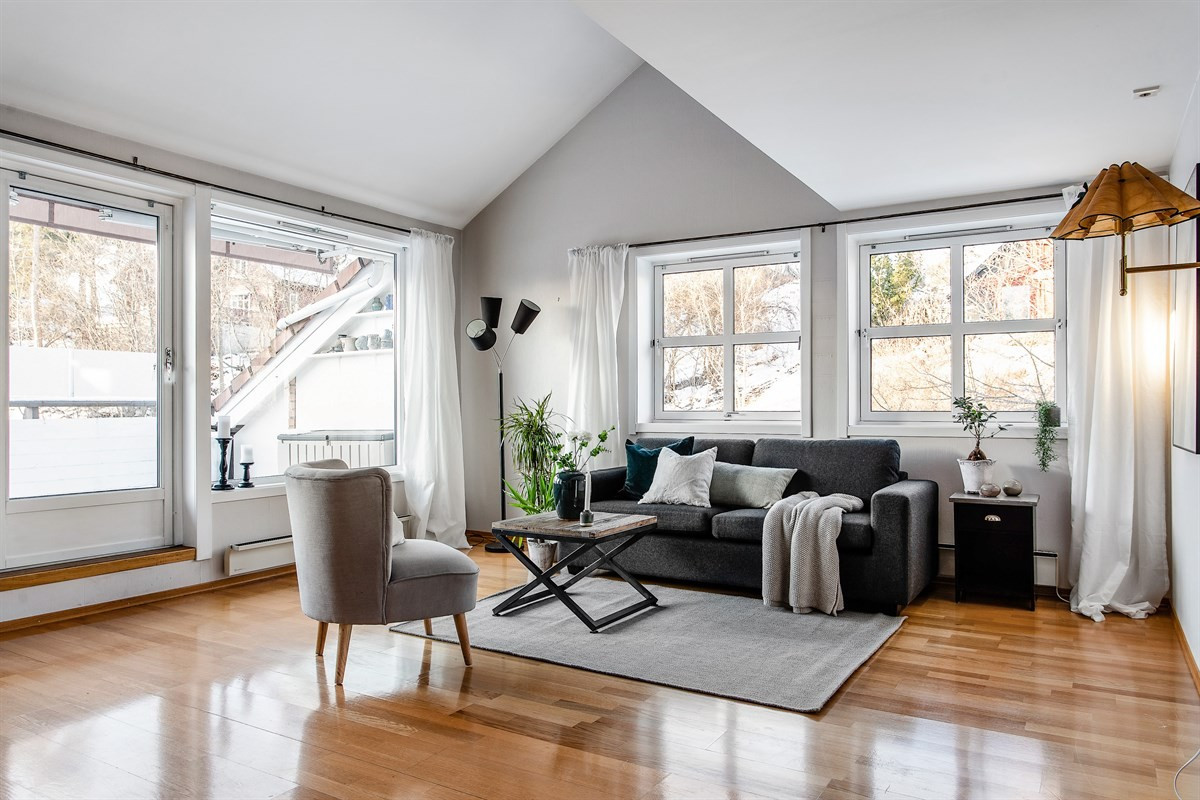 Privatmegleren v/ Aage Øien har gleden av å presentere denne innholdsrike leiligheten med heis, terrasse og garasje