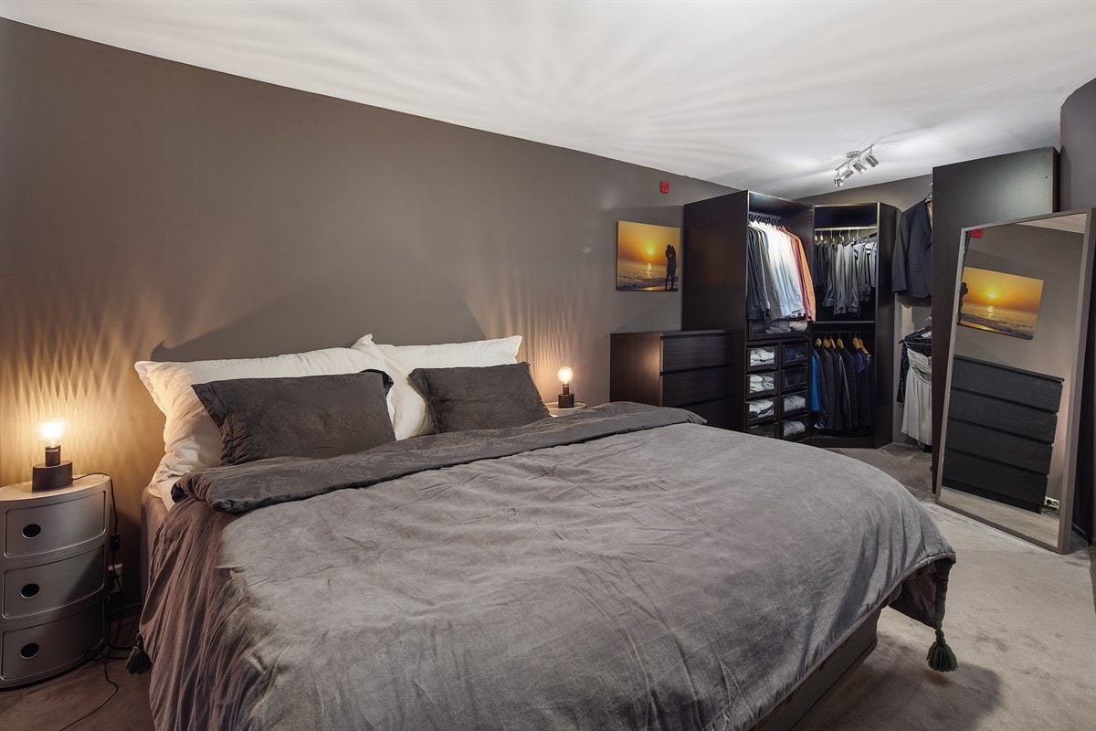 På mesaninen ligger et lunt, koselig soverom med et stort vindu og et åpent garderobeskap. Veggene og himlingen ble malt i 2016, og gulvet har et allergivennlig bambusteppe fra samme år. Galleribilde