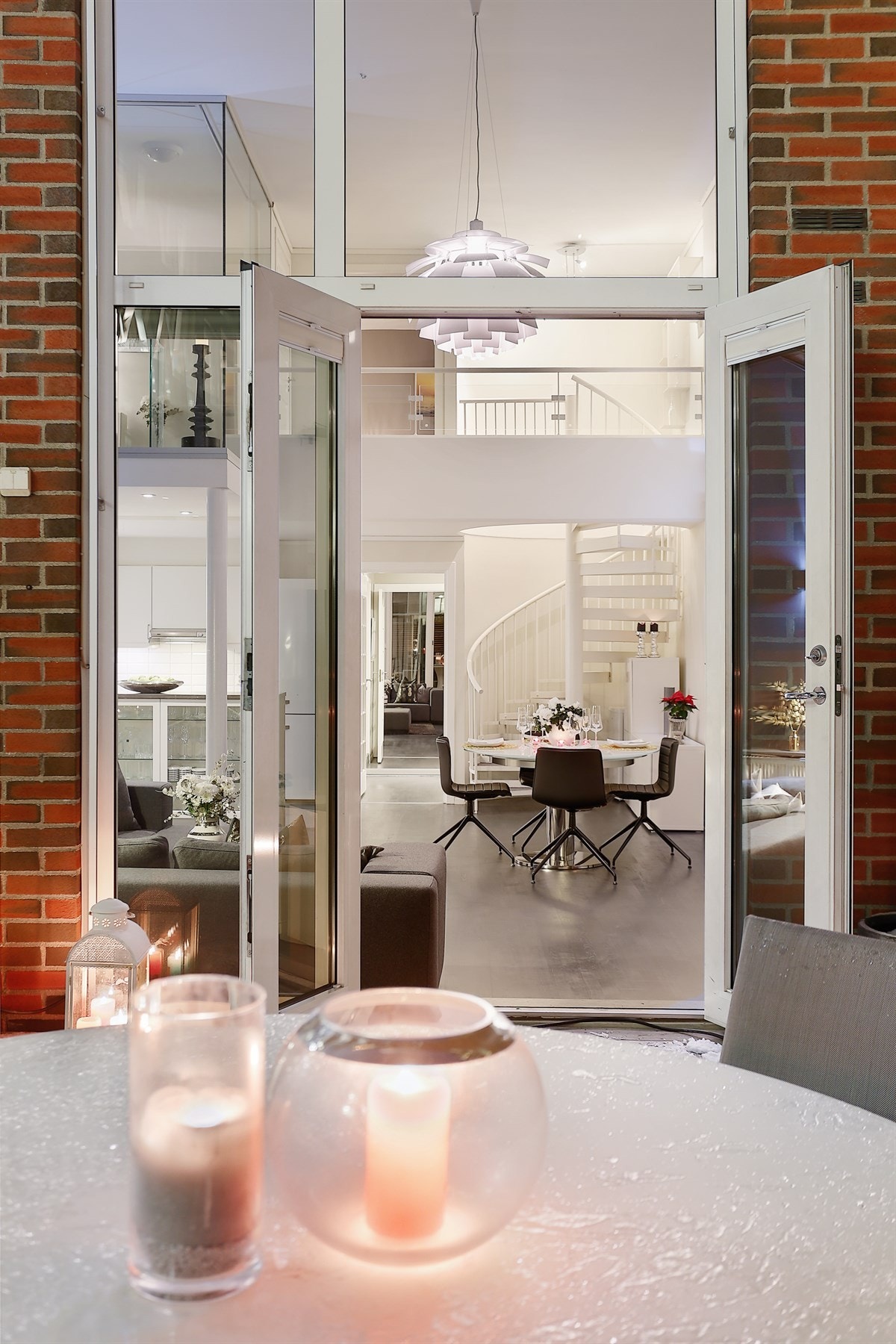 En tofløyet terrassedør fører ut til en stor markterrasse på ca. 35 kvm, omgitt av en hekk og høyt gjerde. Galleribilde