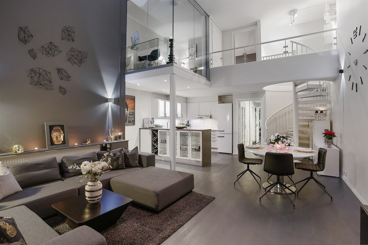 Stuen ligger i åpen løsning med kjøkken og gir et meget stilfullt inntrykk. Over kjøkkendelen er det en mesanin med glassvegger, med adkomst via en vindeltrapp i hvitlakkert stål. Galleribilde