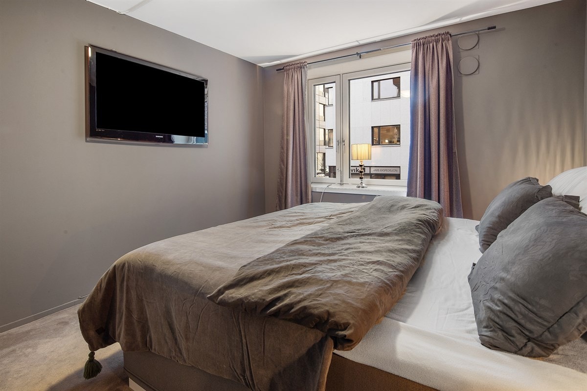 Veggene og himlingen ble malt i 2016, og gulvet har et allergivennlig bambusteppe fra samme år. Galleribilde