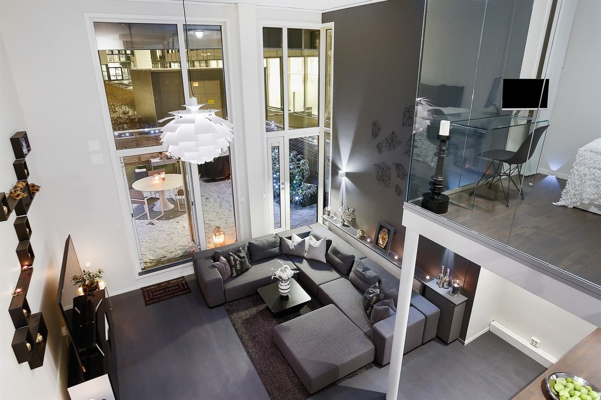 En moderne taklampe skaper en lun atmosfære på gråværsdager og etter mørkets frembrudd. En tofløyet terrassedør fører ut til en stor markterrasse på ca. 35 kvm, omgitt av en hekk og høyt gjerde. Galleribilde