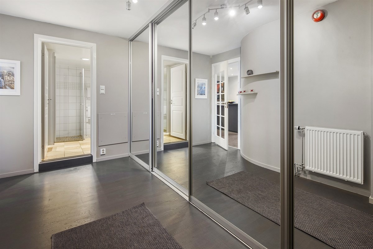 Gang/entré med skyvedørsgarderobe med speildører. Galleribilde