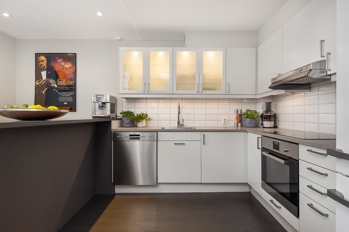 Av hvitevarer har kjøkkenet en oppvaskmaskin fra Siemens og en stekeovn fra Whirlpool. Det er også en 65 cm bred induksjonstopp fra Whirlpool, med powerboost og fire plater. Over kokesonen er det montert en ventilator. Galleribilde