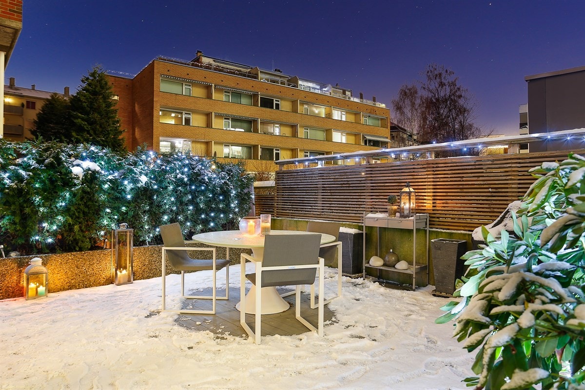 Plattingen er fra 2016 og ble beiset med to strøk våren 2017. Videre ligger terrassen relativt usjenert til, omgitt av høye gjerder og med en frodig thujahekk mot nabo. Galleribilde