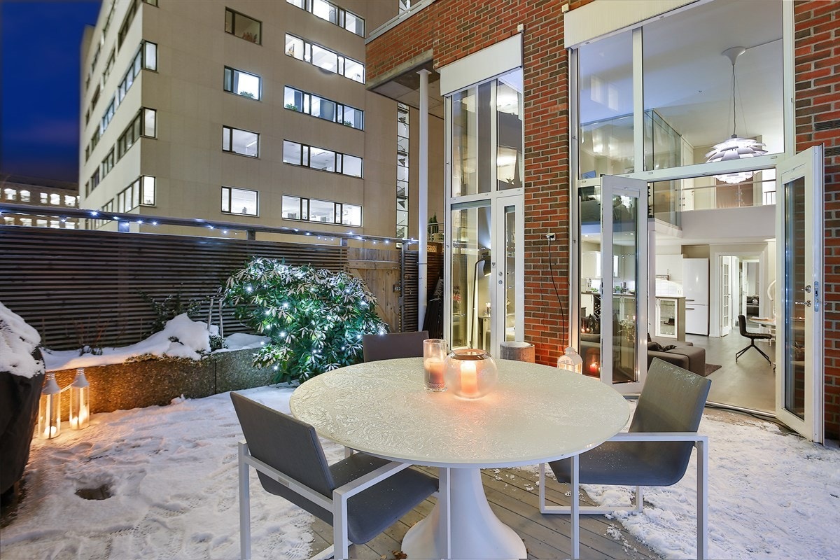 Egen utgang fra terrasse med kort vei (ca 80m til Thune trikk- og bussholdeplass). Galleribilde