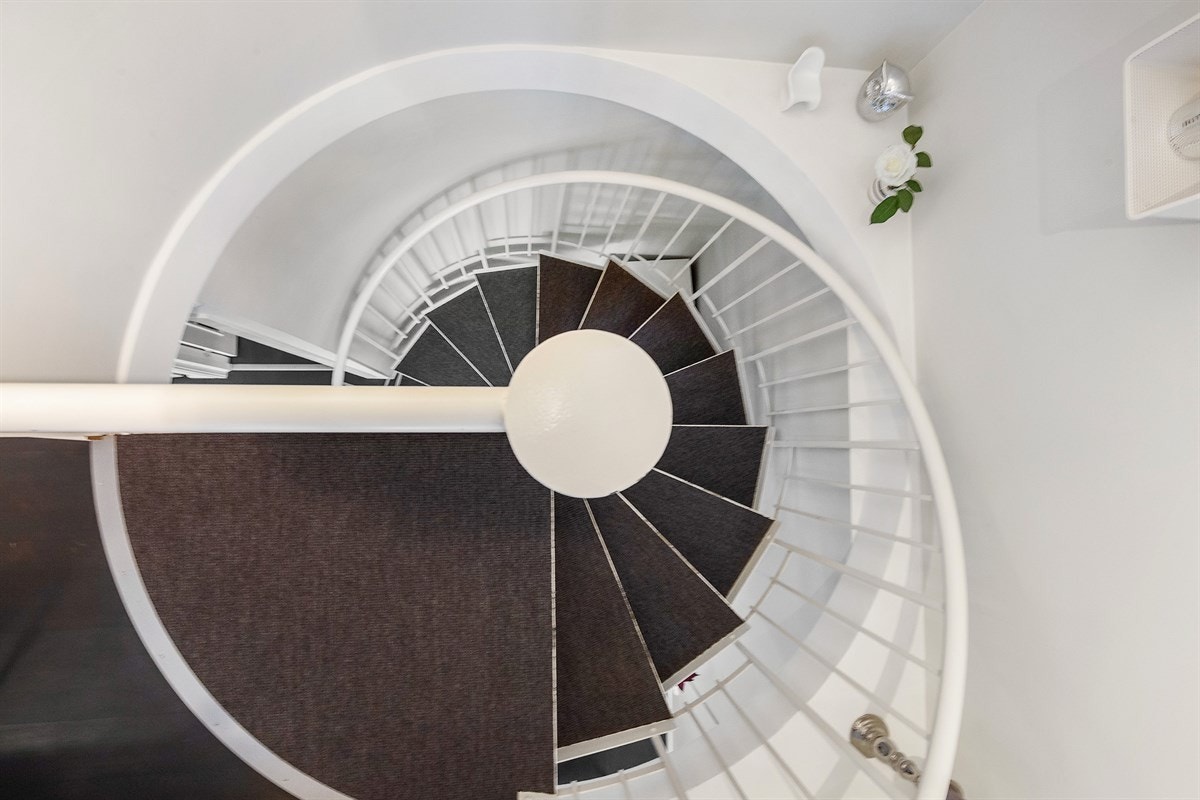 Vindeltrapp i hvitlakkert stål. Galleribilde