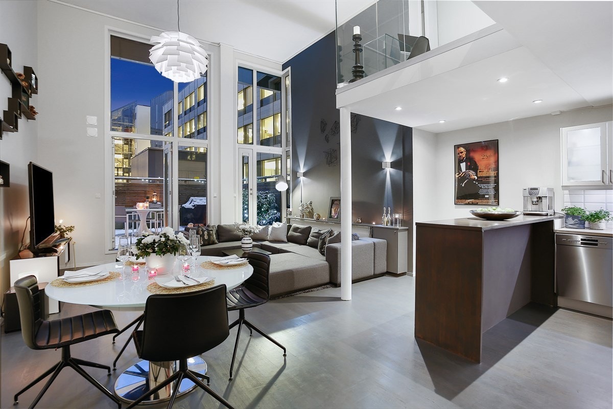 Stuegulvet har parkett fra 2012, som i 2017 ble overflatebehandlet med hardvoksolje i fargen granitt. Veggene og himlingen ble malt i en lys nyanse i 2016, med en mørk aksentvegg. Galleribilde