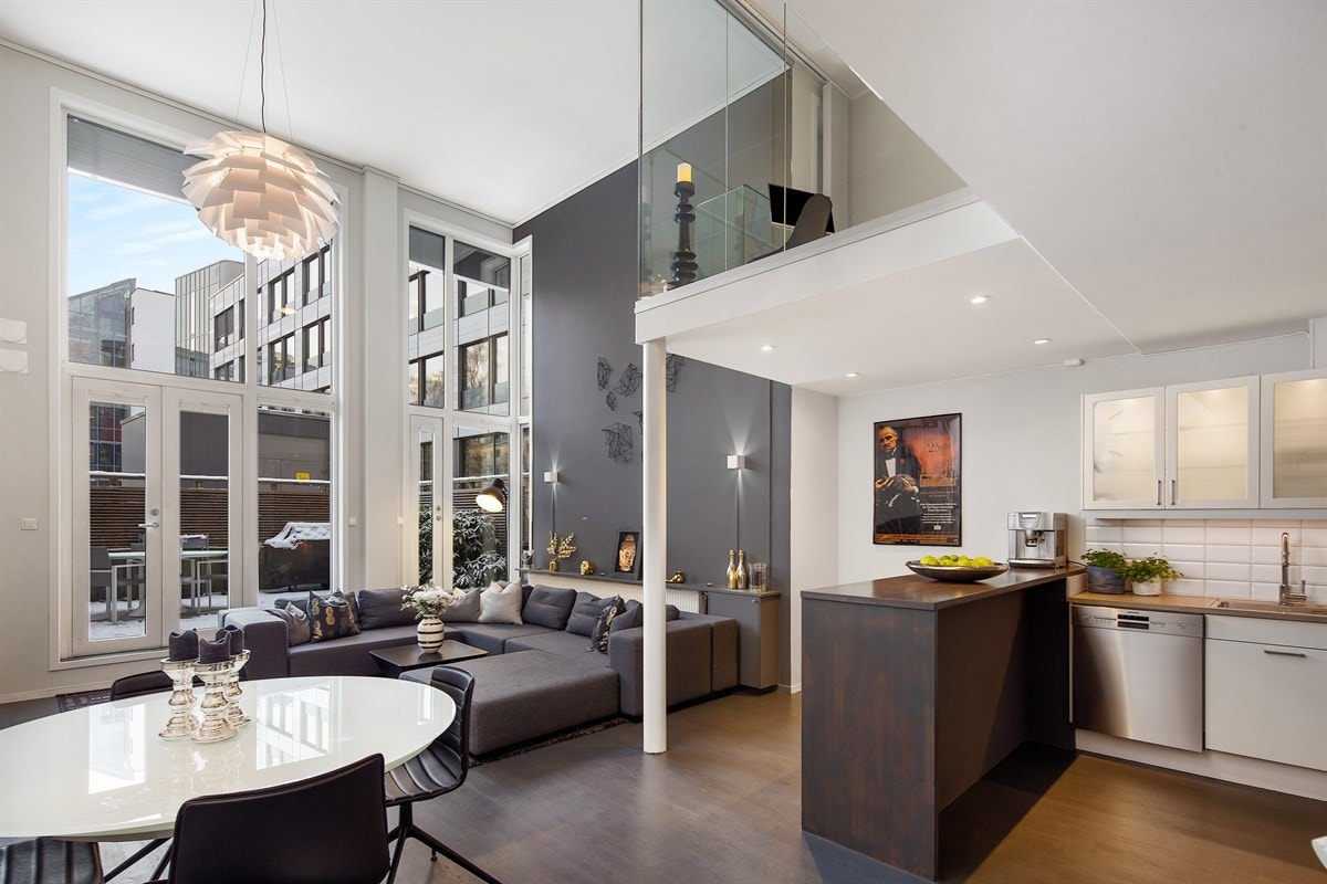 Stuen har hele 4,9 meter under taket, med store vinduer som sikrer rikelig med dagslys. På utsiden av vinduene er det montert heldekkende elektriske persienner fra 2014. Galleribilde