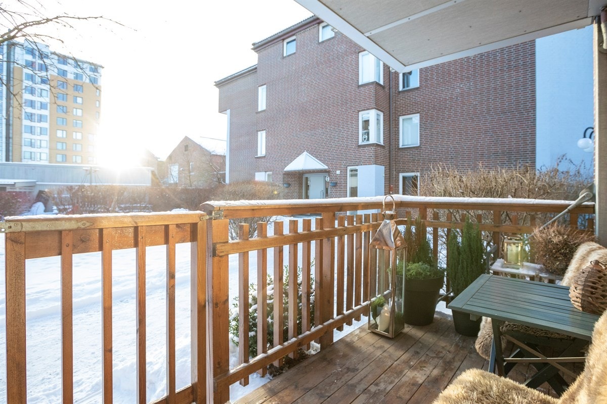 Fra stuen er det utgang til en solrik og hyggelig markterrasse, areal ca 7m2. Galleribilde
