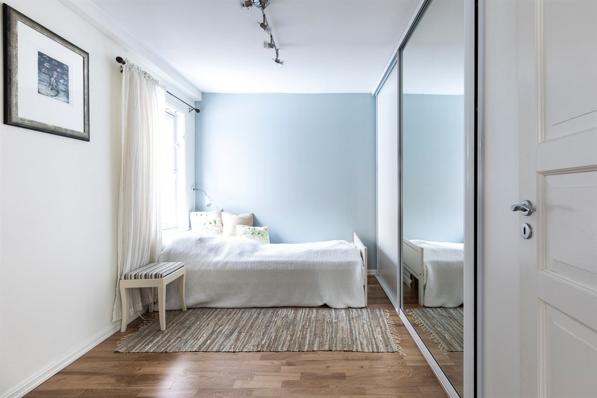 Lyst og fint soverom som passer perfekt som barnerom, gjesterom eller kontor. God plass til seng og garderobeskap. Galleribilde